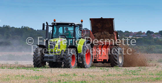 Tractor spreading muck 3