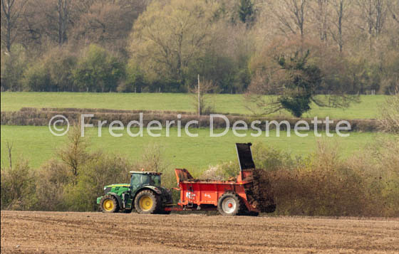 tractor spreading muck-425